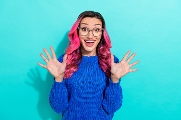 年轻的惊讶有趣的女孩的照片震惊举起手臂手掌向上十数兴奋戴眼镜好的突发新闻孤立在青色背景图片下载