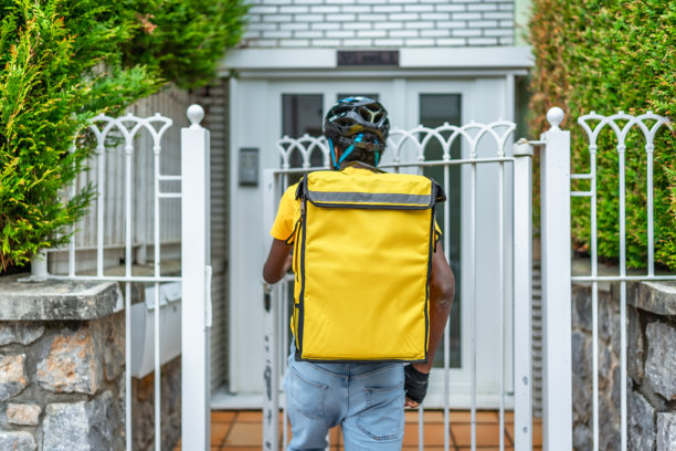 送货员在目的地的后视图图片下载