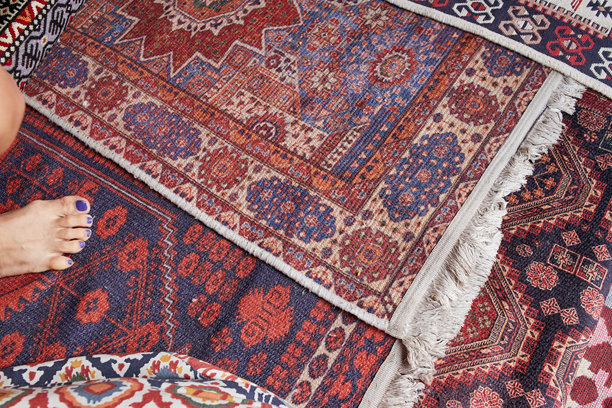 一个女人脚踩在带有东方色彩的地毯上图片下载