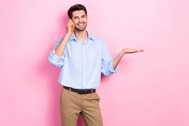 欢快的好男人说iphone的照片展示了空白的空间推荐设备商店新奇的速度4g隔离在粉红色的背景图片下载