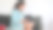 女人在露台上专注放松地使用笔记本电脑进行远程工作图片下载