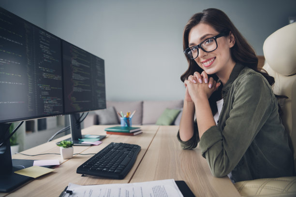 聪明女士侧面照片成功老板大公司坐工作场所升级电脑系统网站设计室内房间工作站图片下载