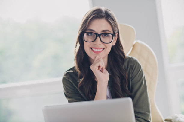 照片快乐聪明的女士房地产经纪人戴眼镜看新公寓现代小工具室内工作场所车间图片下载