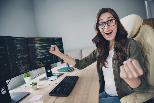 照片积极的聪明的网页设计师高兴完成工作网站修复错误操作服务器系统室内房间工作站图片下载