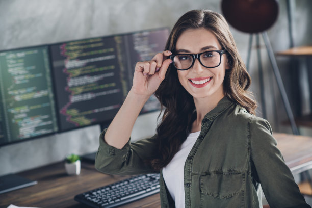 快乐积极的女程序员戴眼镜的照片创建新的室内工作场所车间图片下载