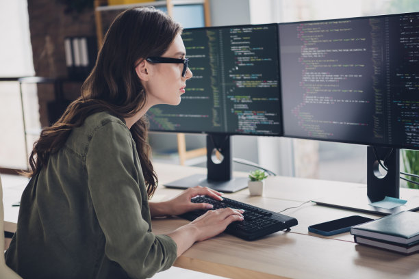 聪明忙碌的女士网络安全专家戴着眼镜在室内工作站车间编码现代设备的照片图片下载