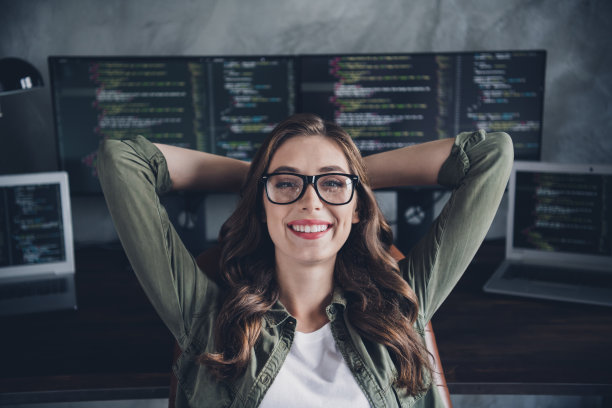 照片开朗快乐的行政女士戴眼镜放松整理工作手臂在头后双手在室内工作场所车间图片下载