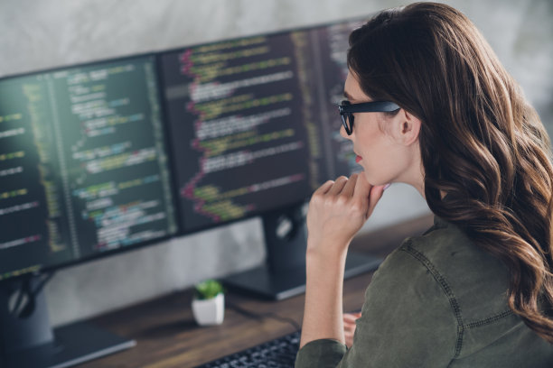 个人资料照片创意智能电脑操作员女孩手臂触摸下巴调试改进数据库办公室室内图片下载