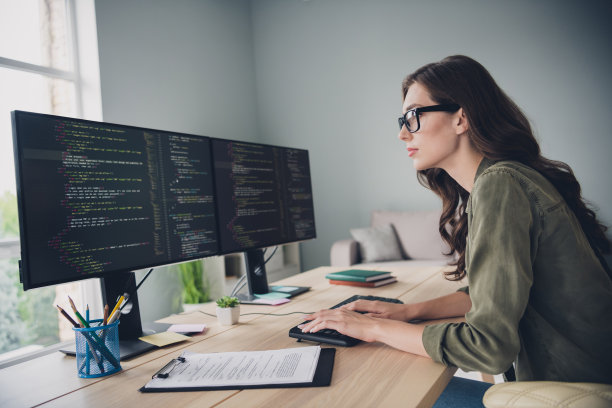 聪明女士的侧面照片正在开发网站下载内容安装新的服务器重新启动操作系统室内工作站图片下载
