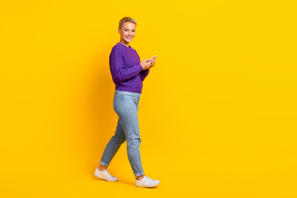 正面迷人女孩的全尺寸头像照片用电话走空空间隔离在黄色背景上图片下载