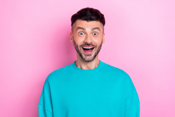 年轻的照片肖像兴奋欣喜若狂积极的家伙穿着蓝色套头衫张开嘴惊讶黑色星期五的销售孤立在粉红色的背景图片下载