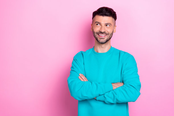 照片积极的微笑开朗的家伙企业家创业老板双手交叉看空空间广告公司孤立在粉红色的背景图片下载