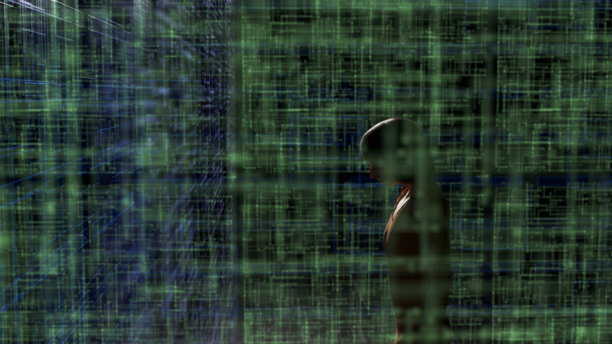 女人站着，沉浸在全息图般的展示中。图片下载