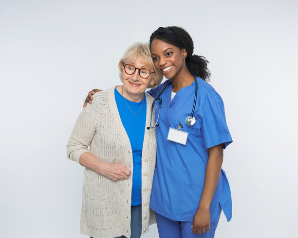 友善的护士和资深女性的肖像图片下载