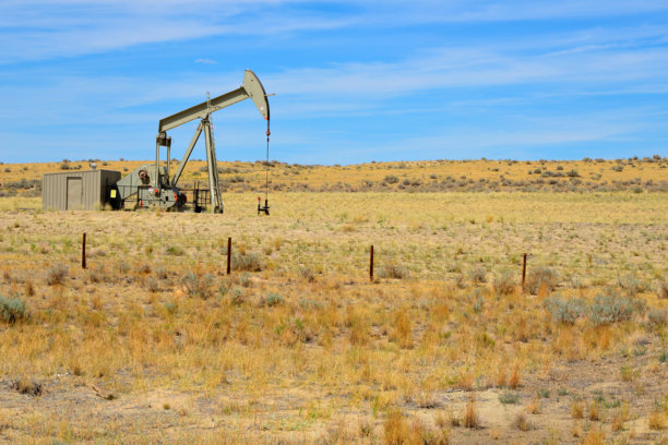 美国怀俄明州平原石油井架-抽油机/点头驴开采原油图片下载