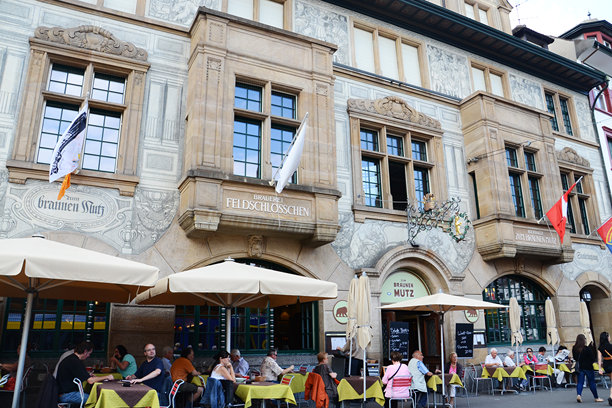 2013年8月20日，瑞士巴塞尔:当地人在巴塞尔街头的啤酒俱乐部和餐馆享受户外用餐图片下载