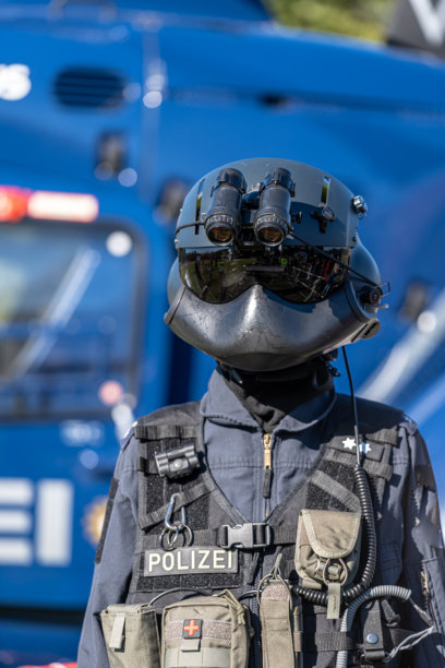 娃娃穿着警用直升机飞行员的衣服图片下载