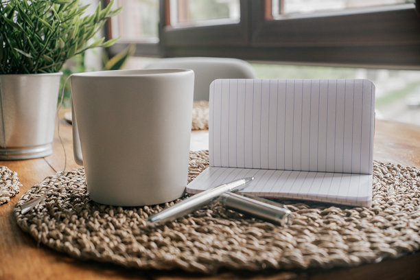 一杯咖啡和笔记本在木桌上，库存照片图片下载