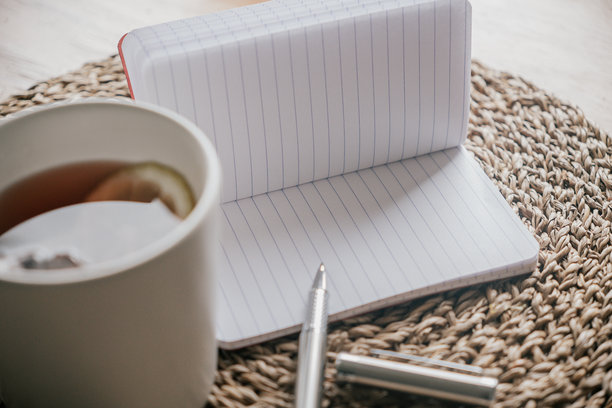 一杯咖啡和笔记本在木桌上，库存照片图片下载