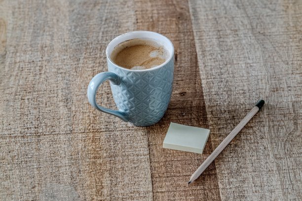 用铅笔和一杯咖啡把它寄出去图片下载