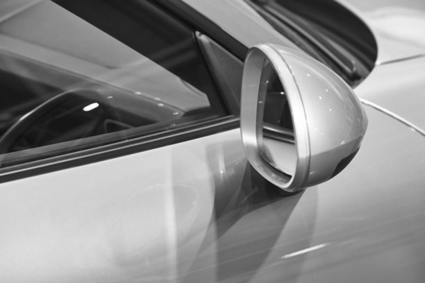 现代汽车侧镜细节。黑色和白色。汽车图片下载