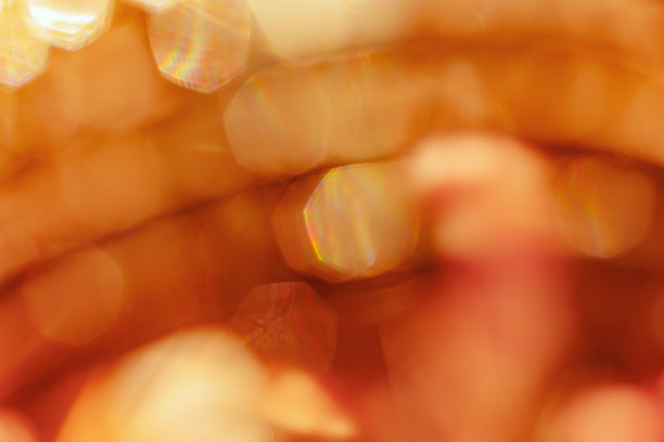 散焦抽象散景背景黄金色，耀斑从灯光，单色照片，模糊的圆形散景作为节日，庆典壁纸。闪闪发光的美学纹理照片图案图片下载