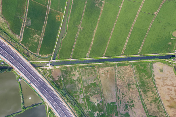 穿越湿地道路的航拍照片图片下载