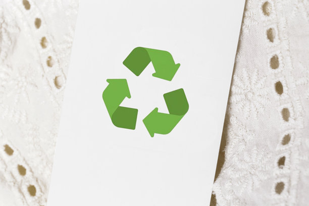 近距离的服装标签与回收图标。回收产品的概念。零浪费，可持续生产，环保和再利用理念。图片下载