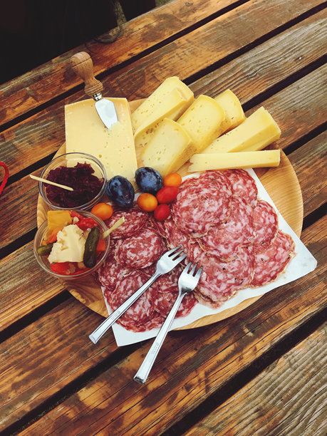 餐桌上盘子里早餐的高角度照片图片下载