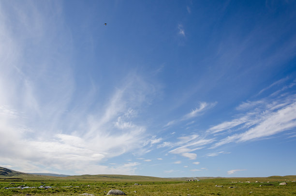 全景照片山谷和蓝天与云，景观，夏天，蓝天，草地，田野，广阔的自然，绿色，田园诗，景观拍摄图片下载