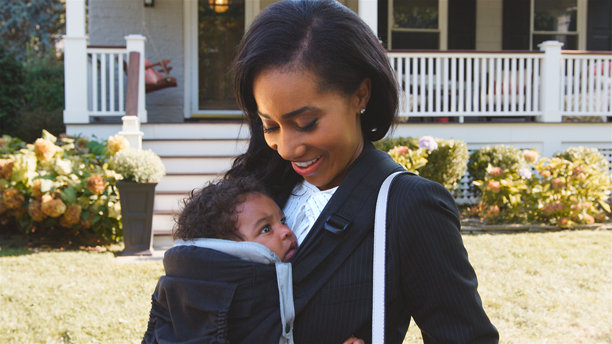 女商人用吊带带着孩子出门上班图片下载