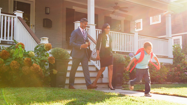 商业夫妇带着儿子离开家去工作和上学图片下载