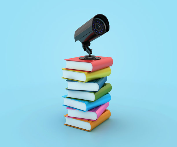 装有书籍的安全摄像头图片下载