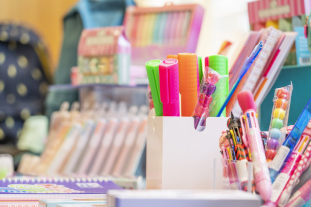 回到学校用品，文具和办公设备库存照片图片下载