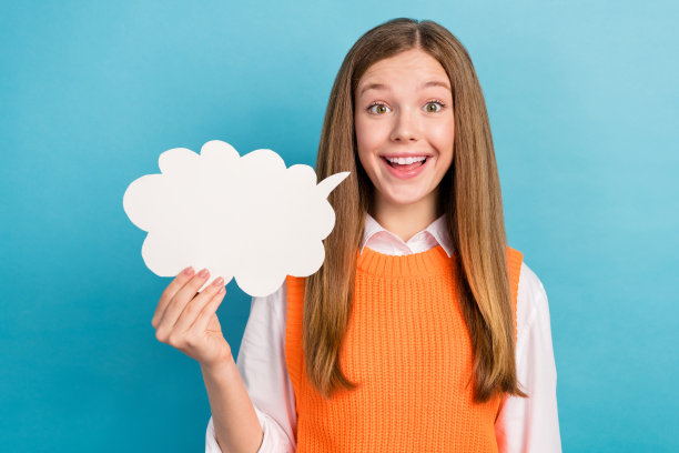 照片可爱的积极的女士穿着时尚的衣服分享新闻销售折扣开新店孤立的蓝色背景图片下载