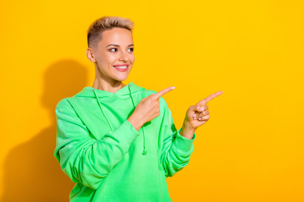 满意的可爱的人的照片，牙齿微笑的样子，手指空白的空间孤立在黄色的背景图片下载