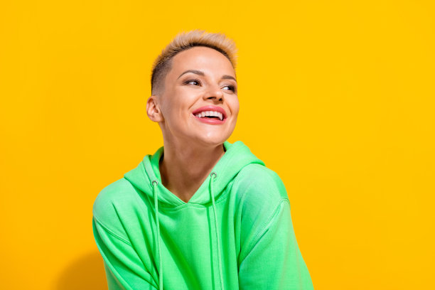 年轻的少女女士的特写照片，微笑，梦想，看起来积极的空间，开设新的美容公司孤立的黄色背景图片下载