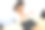 穿着圆点衬衫的女士正在开在线会议，展示笔记本对笔记本，远程工作的概念图片下载