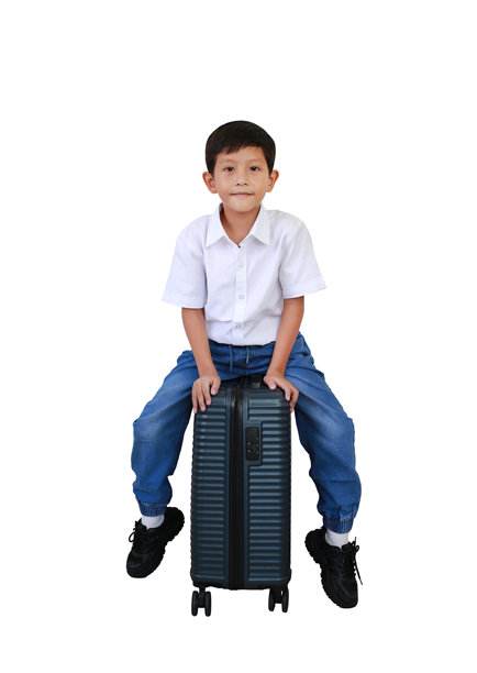 肖像亚洲小男孩骑在行李箱上摆姿势，直视镜头，孤立在白色背景上。孩子和旅行的概念。全身照片与剪辑路径。图片下载