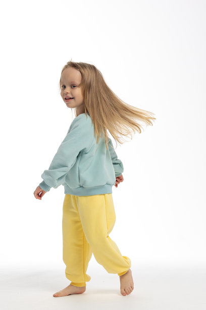 美丽可爱的小女孩的肖像。脸很滑稽的孩子。在白色背景的工作室里，漂亮的微笑孩子图片下载