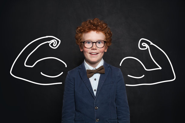 一个聪明的红发男孩，肌肉发达。成功，创意和经营理念图片下载