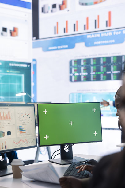 绿屏旁的企业员工正在检查年度销售统计数据图片下载