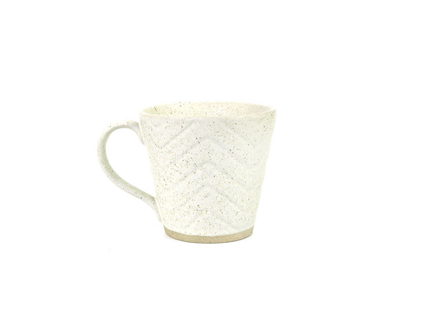 概念厨房用具和餐具。侧视图。空米色杯与点孤立的白色背景。图片下载