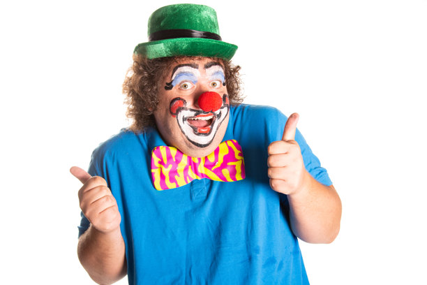 滑稽的胖小丑在白色背景上摆姿势。图片下载