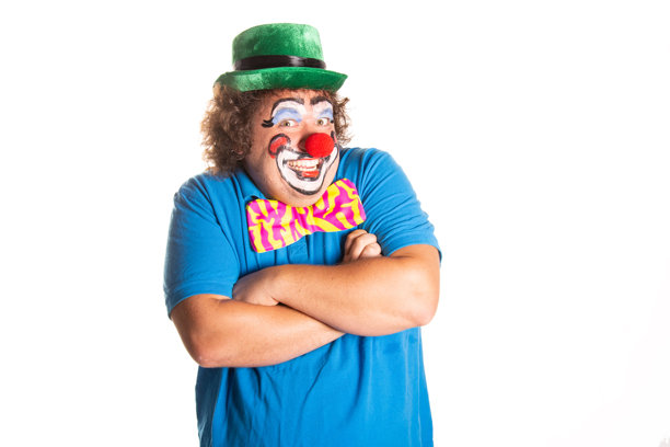 滑稽的胖小丑在白色背景上摆姿势。图片下载