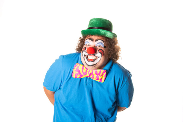 滑稽的胖小丑在白色背景上摆姿势。图片下载