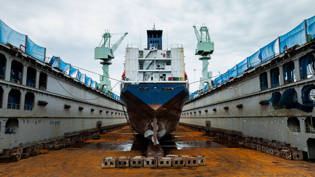 船厂干船坞维护和维修集装箱船运输和油罐船在海上，商业和工业服务照片来自无人机，图片下载