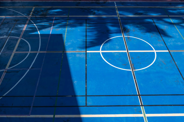浅色的旧蓝色篮球场。运动与健康生活方式图片下载