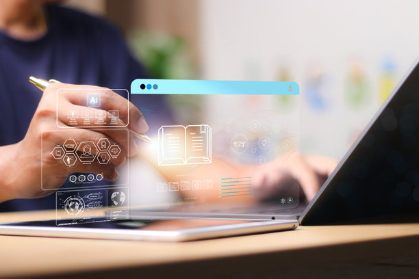 电子学习项目证书和在线教育学习工作坊培训。男女学生图标虚拟屏幕和视频课在互联网上的在线课程。图片下载