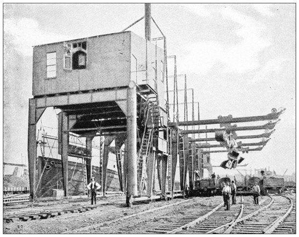 古董形象:搬运矿石从船只到汽车图片下载